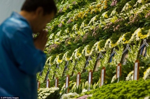 joodanjyanaiyo:  dominioshs-deactivated20140517:  According to the latest figures, 150 people are confirmed to have been killed in the sinking ferry Sewol. South Korean media reported that when found, the bodies of so many students had broken fingers