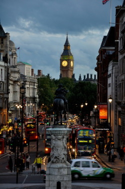 bluepueblo:    Dusk, Trafalgar Square, London,