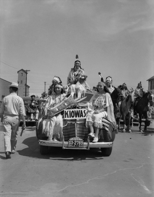 letmypeopleshow:Newly printed photos by Native American lensman Horace Poolaw offer rare views of Ki