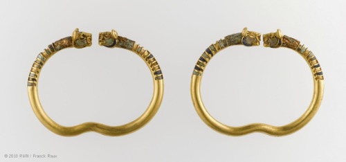 Achaemenid golden bracelets with lions’ heads and lapis lazuli on the outer rim. Found on the 