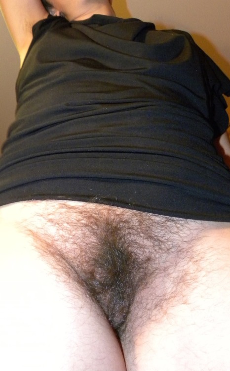 Pelo d’Autore n° 1908 Ai tuoi piedi mia Signora…. hairycommunity:  thisishairy:  my hairy wife  Nice 