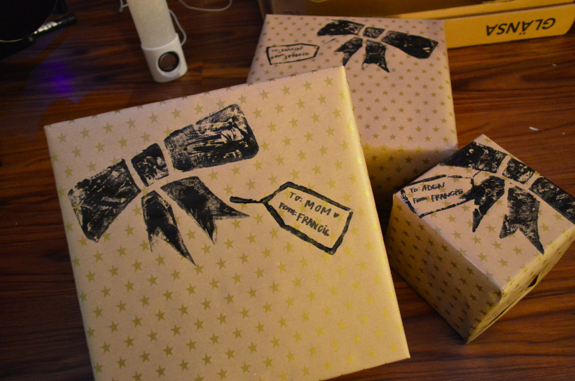 knivesandanchors:  francisboba:  Handmade Holiday Bow &amp; Tag Stamp! For this