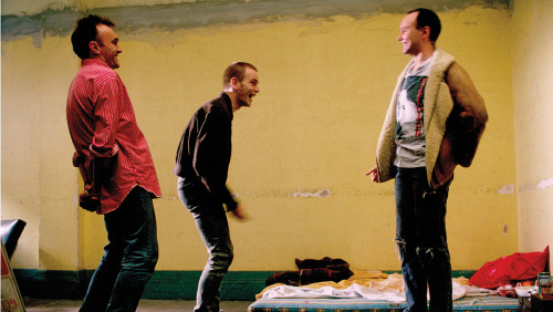 auteurstearoom: Director Danny Boyle, Ewan McGregor and Irvine Welsh share a laugh on the set of Tra