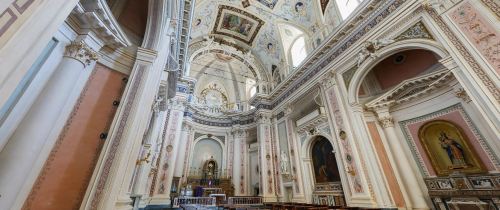 ferribotti:  Noto - Chiesa Santissimo SalvatoreUn complesso scenografico con Chiesa, monastero e seminario. La chiesa è un esempio del passaggio del tardo barocco siciliano che qui a noto fiorisce in nuovo neoclassicismo perdendo le immagini floreali,