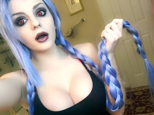 league-of-legends-sexy-girls:  Jinx Cosplay