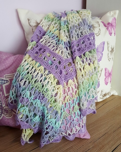 nestingtendencies:nesting-tendencies: Vanilla and Sprinkles Shawl - Available in my Etsy Shop Materi