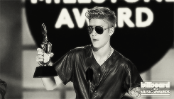 mmistletoe:  Justin accepting the Milestone Award, Billboard Awards 2013 