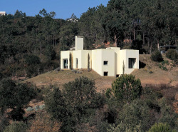 plusarchitekt:   House in Serra da Arrábida in Setúbal, Portugal - Eduardo Souto de Moura 