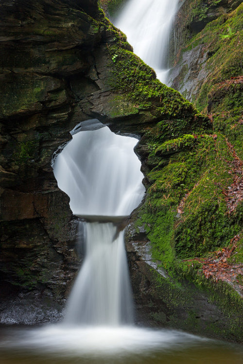 sixpenceee: Merlin’s Cave is the name given to a cave located beneath Tintagel Castle. It is a sea c