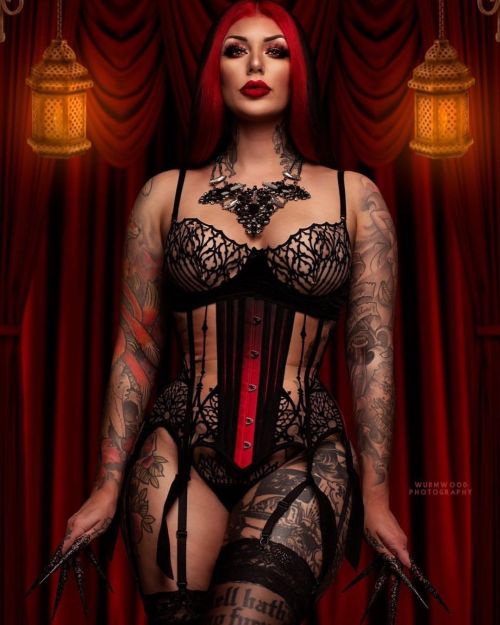 Fierce @cervenafox slaying in her cathedral combo feat. the classic lingerie set and matching ombre 