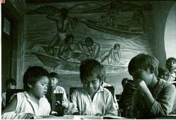 cazadordementes:  Niños estudiando, escuela de «Yunuen isla en Pátzcuaro» Mich. foto de AGN.