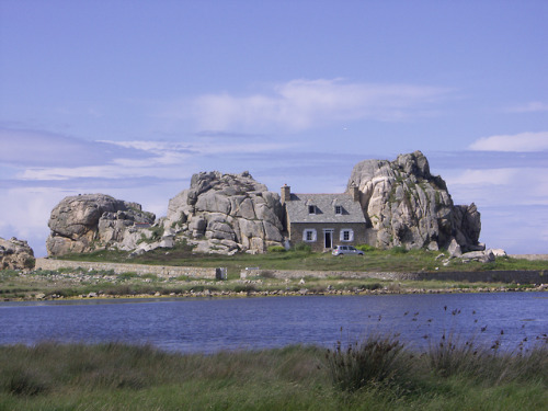 Rocky HouseThis house sits along the shore of the Atlantic Ocean in Plougrescant, in the province of