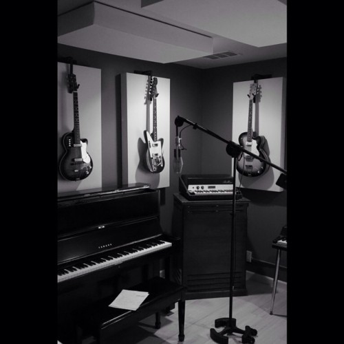 lostarkstudio:  From a session recording piano for The Palominos new LP - simple setup, sounds great. #recording #music #yamaha #piano #vintagemicrophone #rca #recordingstudio #lostarkstudio 