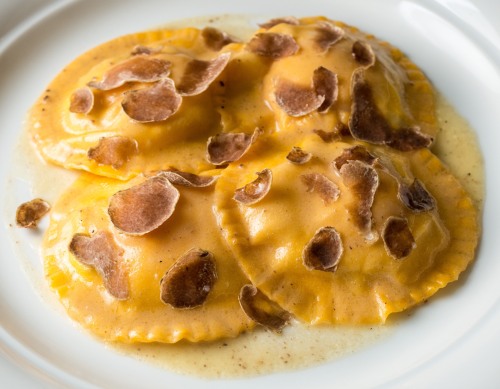 Ravioloni con uova ricotta e tartufo horizontal.