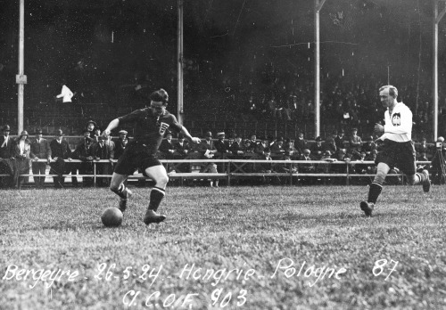 Mecz Węgry-Polska na stadionie Bergeyre w Paryżu (1924).