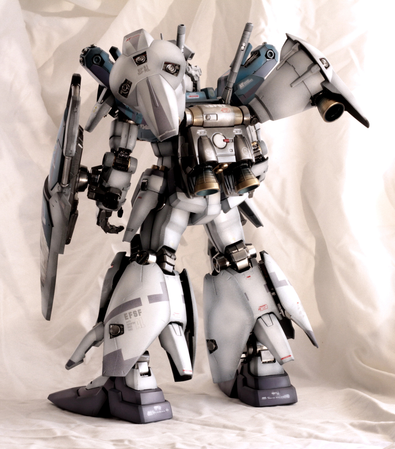 peterhanstyle:  Outer panels applied with decals also used. Custom paint of the eagle