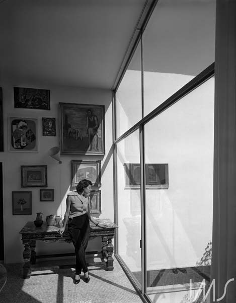 Lina Bo Bardi na Casa de Vidro - 1952, São Paulo - SP. Foto de Chico Albuquerque / acervo IMS