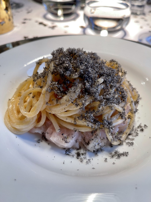 spaghettoro Verrigni affumicato su tartare di storione e calvisius