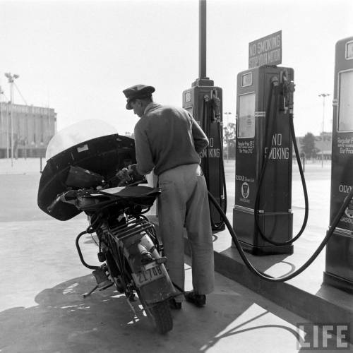 Topping up at the Gilmore Self Service gas station(Allan Grant. 1948)