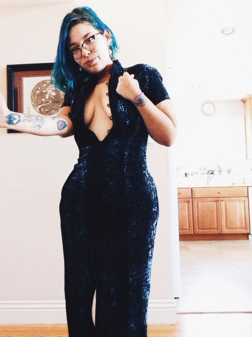 walkingwithmoonwolves: Vintage velvet and my hips