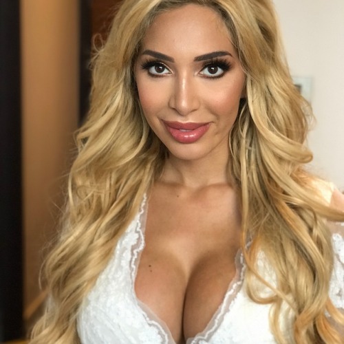 Farrah turned herself into such a gorgeous bimbo fuckdoll.