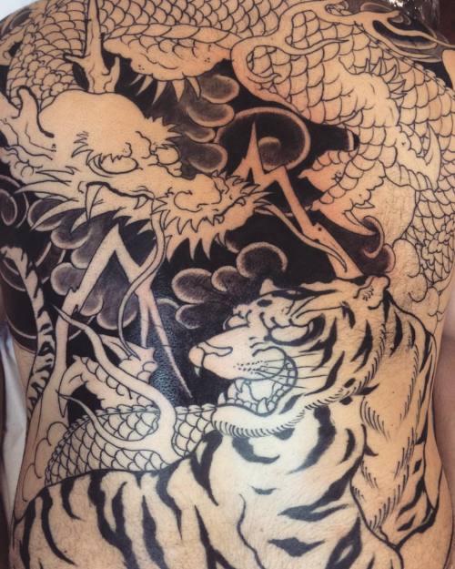 In progress @kirintattoo  #kirintattoo #curitiba #japanesecollective #japanesetattoo #tora #ryu #tig