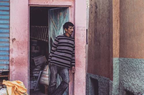  . . . #Taghazout #Morocco #streetphotography #canon #locals #surfvillage #waiting #pink