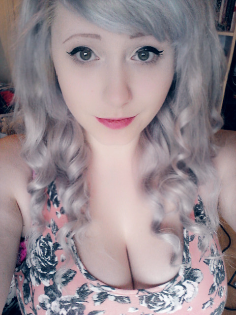 babyantler:  No contacts today cause ill end up crying getting my septum done just
