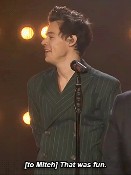 solo-harry:After he performed ‘Kiwi’