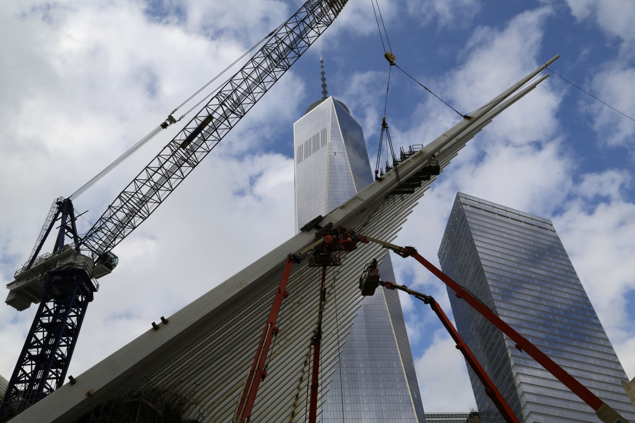 yahoonewsphotos:  Window washers trapped on scaffold outside One World Trade Center