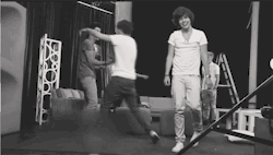 gold-sheep:  Hey, remember when Louis and Zayn pranked the other boys? Remember how good they got Harry?