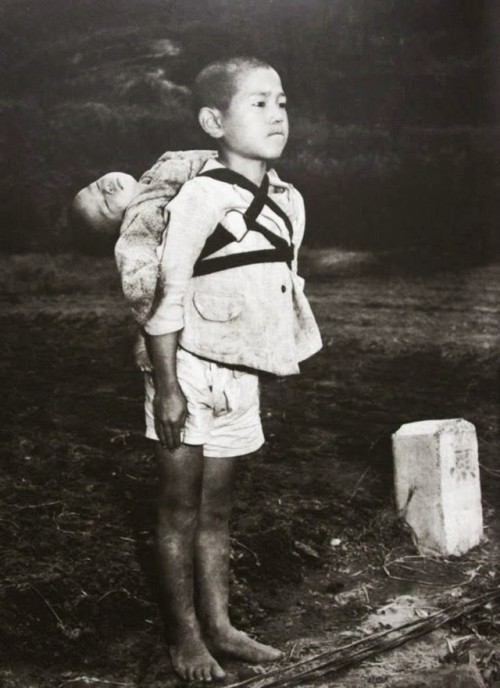 Il Misterioso Bambino GiapponeseIl misterioso bambino porta sulle spalle il fratello più giov