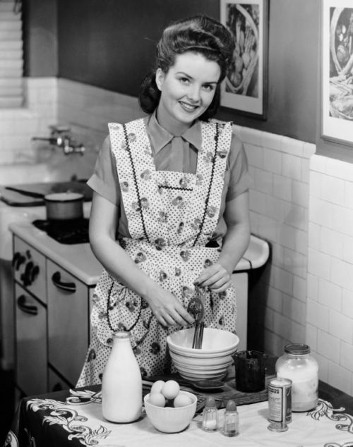 colorel11:housewife,1940′s la maîtresse de maison a fini de cuisiner. à table !!! ;-)