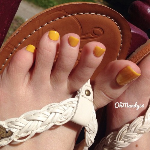 Tootsies #yellowtoes #flipflops #feet #footfetish