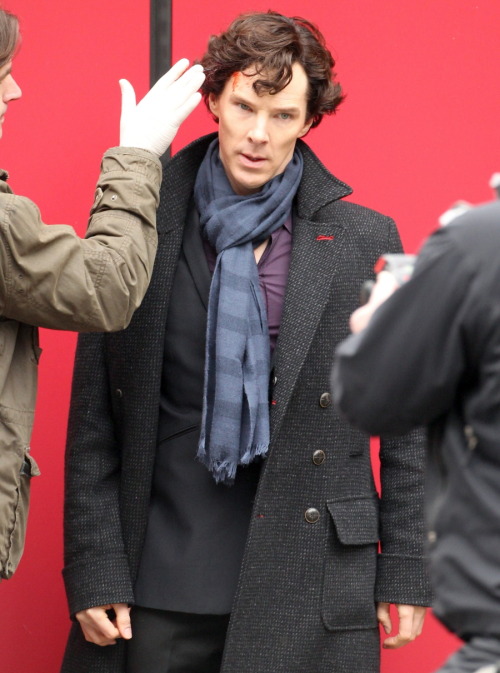 sherlocksdivine: julaerenee: 221bcumberb: The empty hearse Checklist: Belstaff coat, purple shirt, s