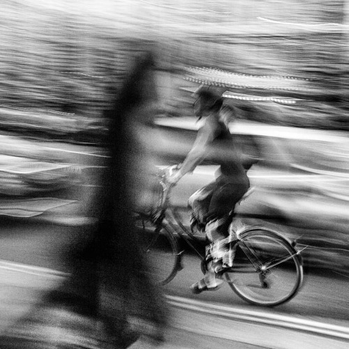 Vértigo . . . #london #bike #bikersofinstagram #streetphotography #streetphotographyinternational_bw