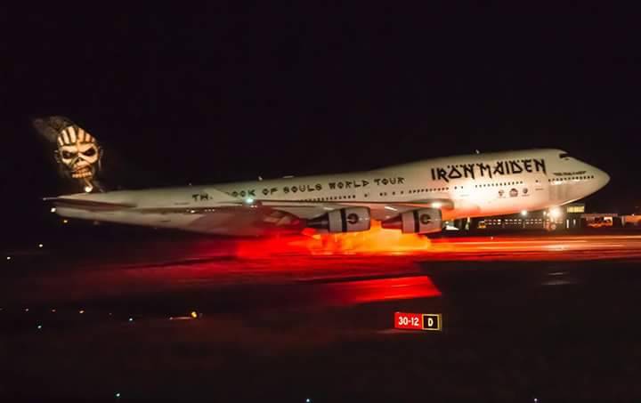 sunrise-has-gone:  Ed Force One for the upcoming tour!! 