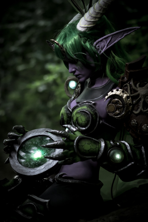 cleanpig:  So we’re finally finished the Ysera photoshoot aswell!  This time our model was Shayola Artwork in her awesome Ysera cosplay, with three supporters, my everso faithful favourite and big time helper CrystalShark’s Cosplay Ocean  and two