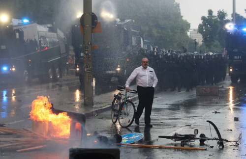 queeranarchism:  60 year old historian Martin Bühler (who identified himself to the press, I do not identify activists without consent) appears to ‘photobomb’ a lot of media images of the G20 in Hamburg. In reality he is a long time observer documenting