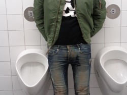 skinnyfotze: meine PISS-FOTZE pisst sich in die SUPERKINNY was geil…….. 