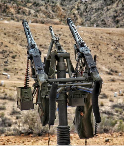 Oooo twin MG42’s!