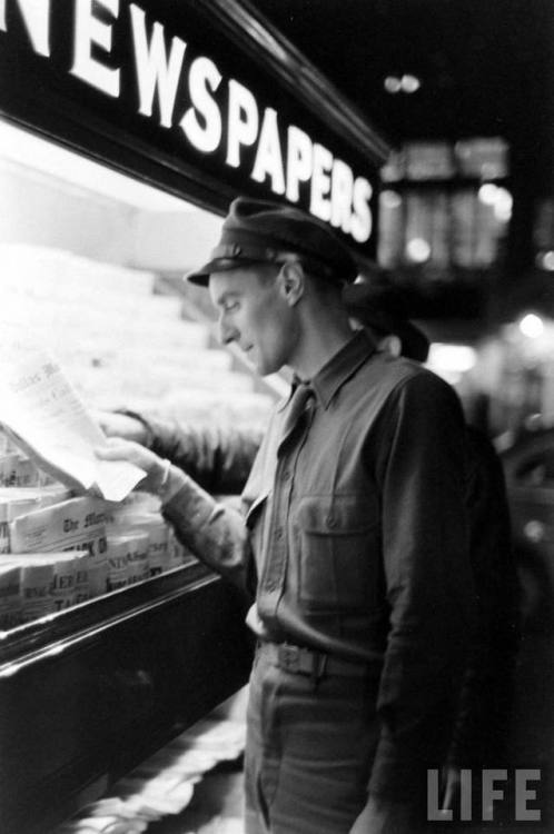 Checking the headlines(Alfred Eisenstaedt. 1944?)