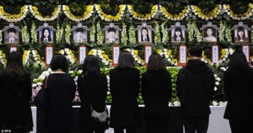 joodanjyanaiyo:  dominioshs-deactivated20140517:  According to the latest figures, 150 people are confirmed to have been killed in the sinking ferry Sewol. South Korean media reported that when found, the bodies of so many students had broken fingers