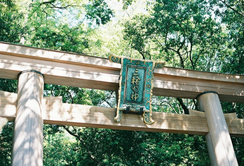 大神神社 日本最古とも言われている神社。 本殿はなく、拝殿の奥の三輪山そのものが御神体です。 三輪山は神聖な場所なので、禁足地となっています。 拝殿とその奥・禁足地の三輪山の間には結界として、珍しい三