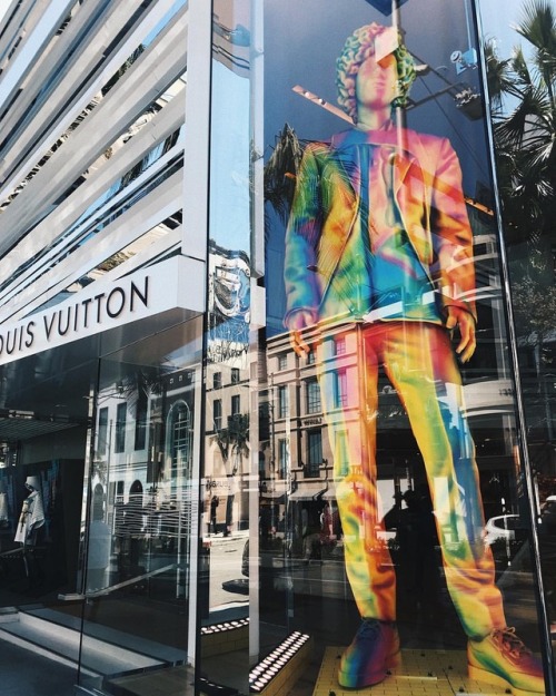 hello large man  . . . . #beverlyhills #rodeodrive #losangeles #lv #louisvuitton #lafashion (at Loui