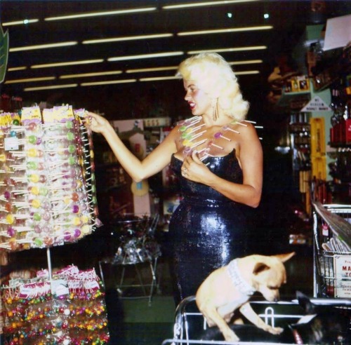 sparklejamesysparkle:Jayne Mansfield grocery shopping in Las Vegas, 1959 (unpublished photos printed