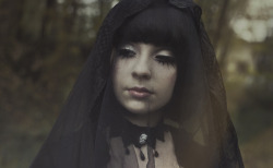 sakesuality:  Gothic lolita photoshoot -