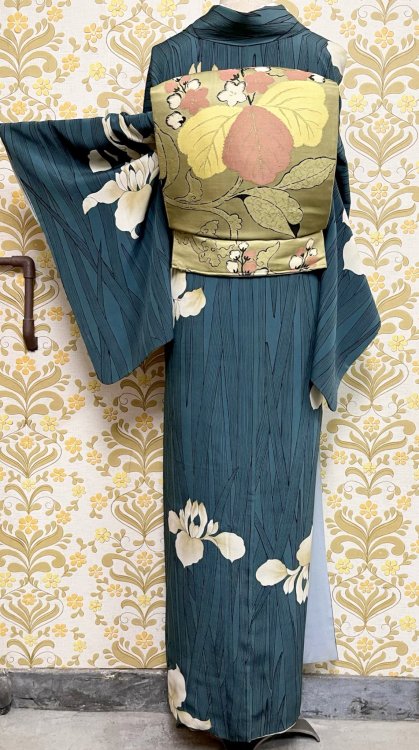 Sleek seasonal outfit with the most beautiful ayame (iris) patterned kimono. I love how the leaves b