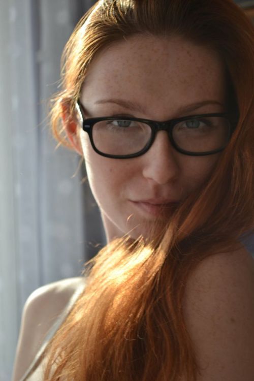 Redheads with glasses♥