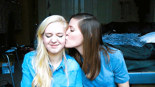 ev-rlark:  Kaelyn kissing Lucy 